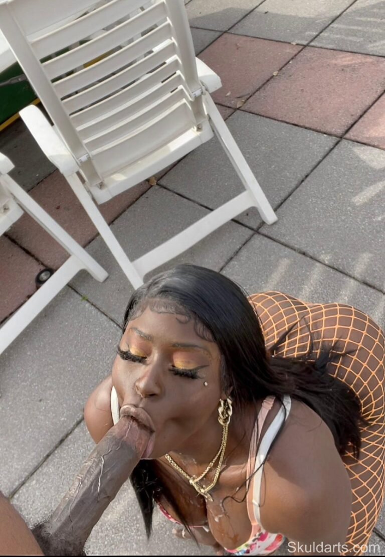 Cavala Porno negra peituda gostosa cavalona fazendo uma grana extra com o bucetão como gp (1)