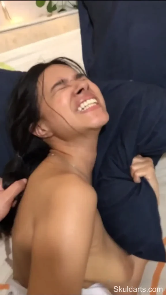 Fodendo dois buracos da novinha sem dó até gozar no cuzinho apertado dela! Putinha sofreu dando a bundinha pequena (4)