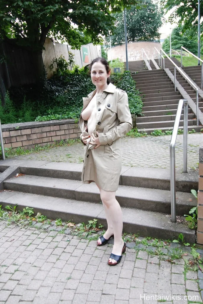 XXX Casada exibicionista, Coroa com bundão grande pelada na rua dando cuzinho apertadinho! Engoliu o pauzão com a bunda grande e gulosa (5)