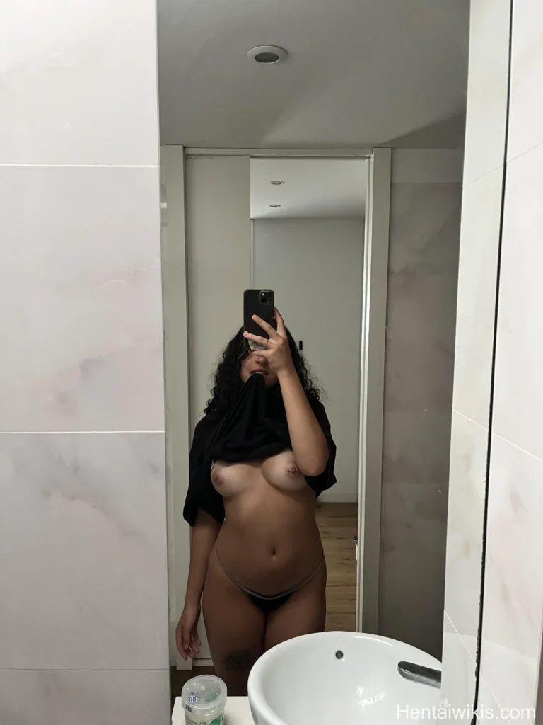 Porno morena cacheada novinha de 18 peituda e rabuda coma bucetinha e cuzinho lisinho fodendo com velho tarado (3)