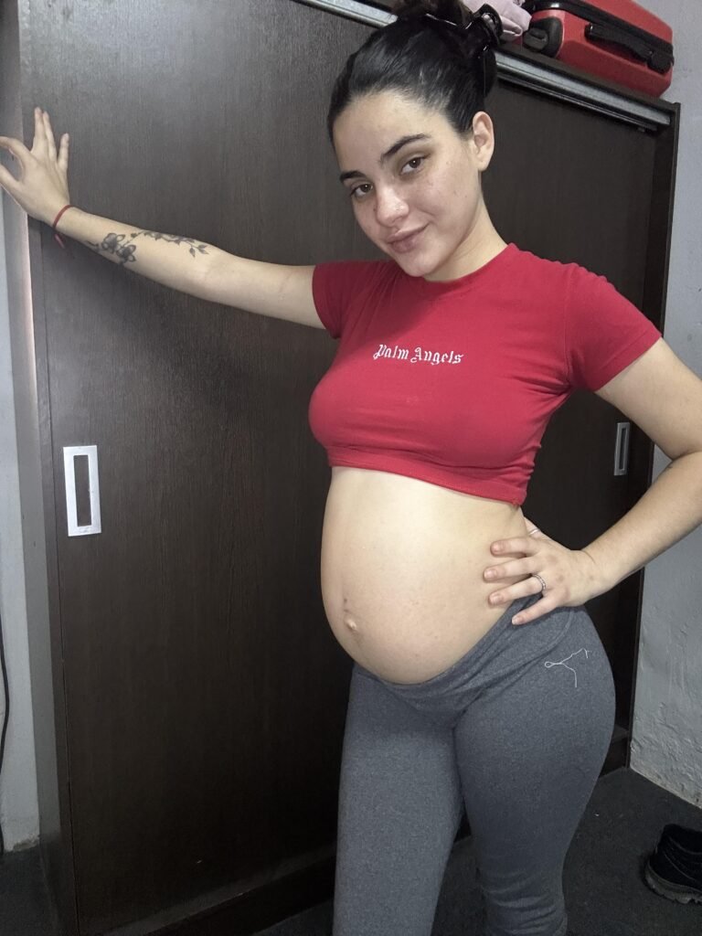 Bruna Grávida Barriguda Apertada de Dinheiro Implorando para o Sócio William