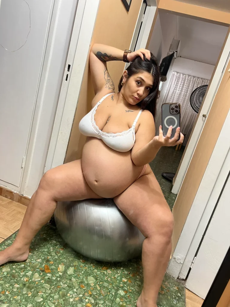 Bruna Grávida Safada Sem Calcinha Trabalhando Chefe Chupando Seu Cu Atrás do Balcão