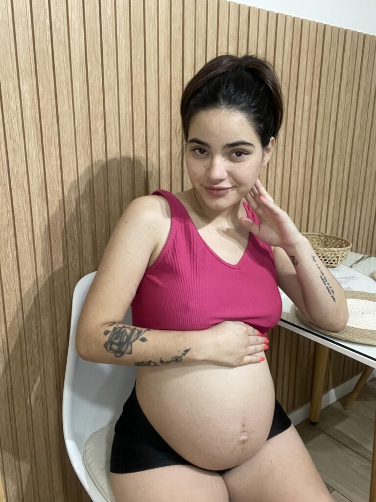 Grávida Safada Mija na Boca e Engole Mijo Enquanto é Fodida Na Buceta Peluda