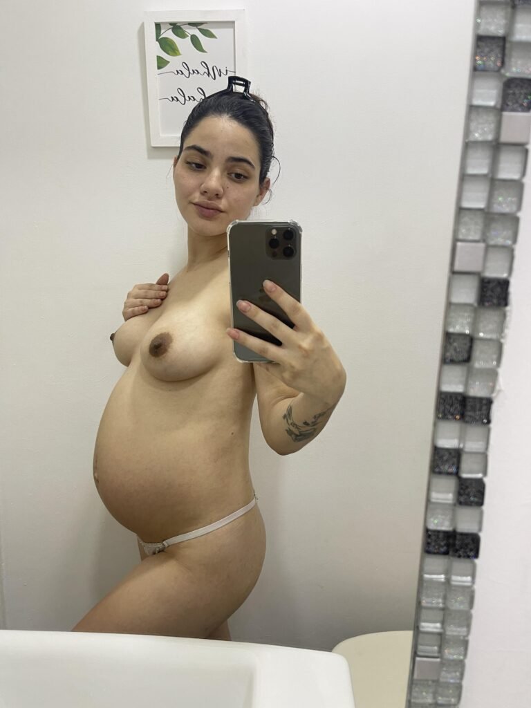 Grávida mijando e sendo comida com a boca no banheiro sujo