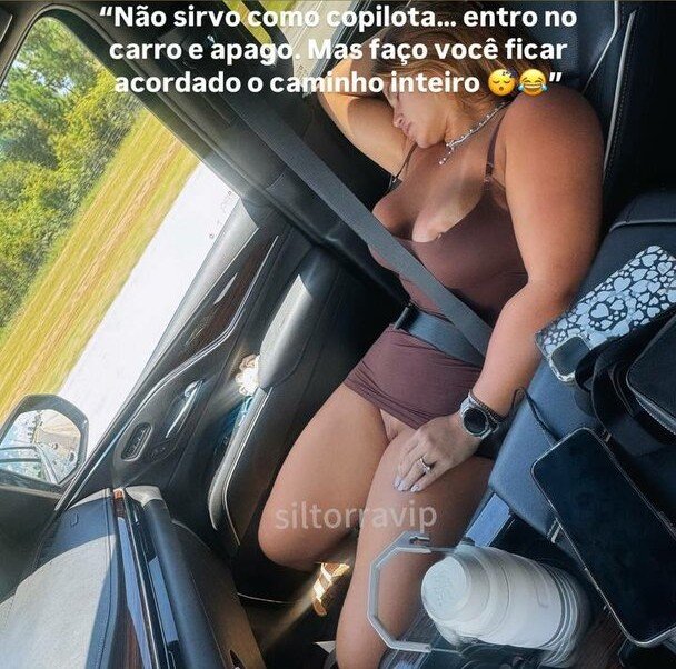 Rabuda Gostosa e Dá Buceta e Cu pro Motorista de Uber